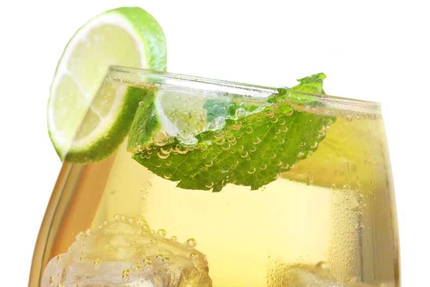 Hugo-Cocktail, hergestellt aus Holunder, Champagner, Soda, Limette und garniert mit Minze.