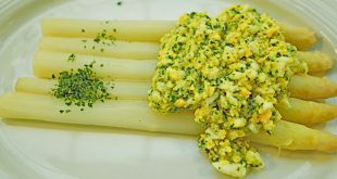 Bozner Soße auf weißem Spargel