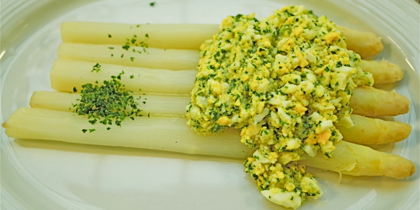 Bozner Soße auf weißem Spargel