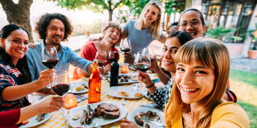 Gruppe glücklicher Freunde, die Selfie beim BBQ-Dinner im Freien im Gartenrestaurant machen - Gemischtrassige junge Leute, die Essen essen und Spaß bei der Grillparty im Hinterhof haben - Jugend- und Freundschaftskonzept