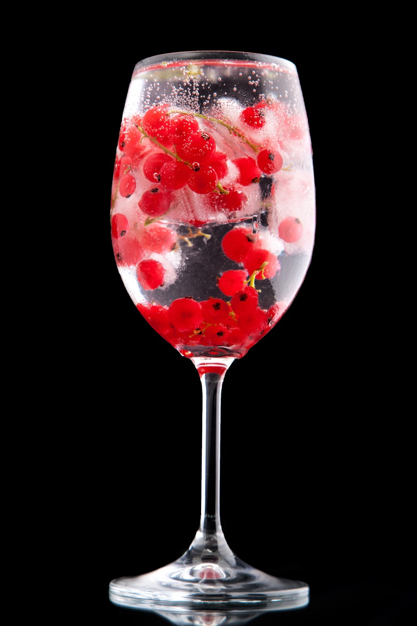 Im Sommer kann man einen tollen Moscato d'Asti mit ausgewählten Früchten verfeinern Rote Johannisbeere, nützlich zum Servieren, Sommer - Moscato d'Asti