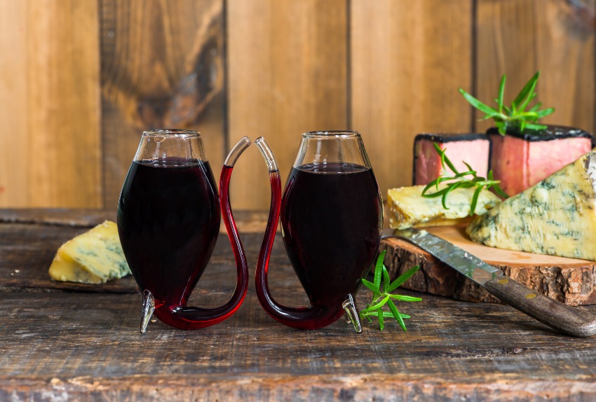 Für Kenner eine Traumkombination : Portwein und Käse Portwein neben Käse
