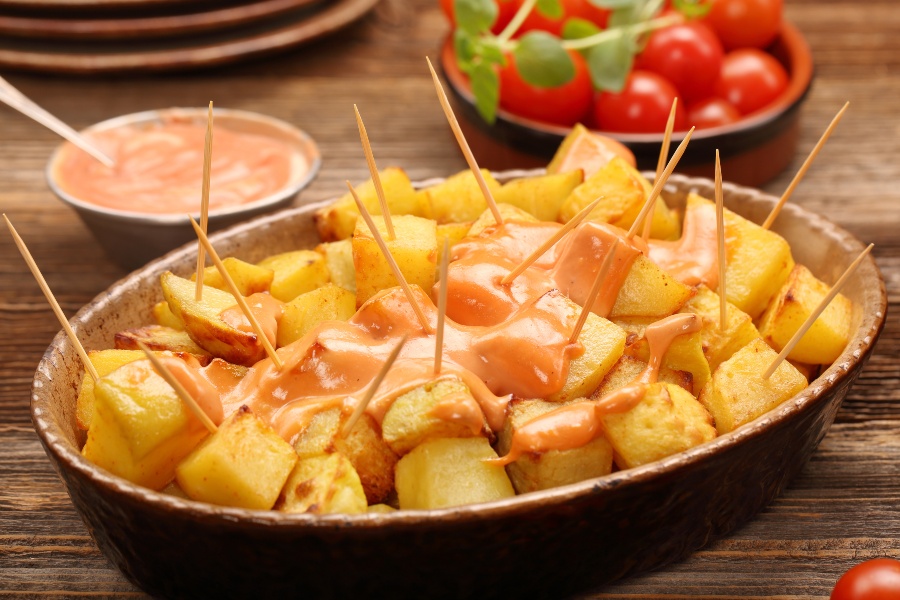 Patatas bravas, köstliche frittierte Kartoffelwürfel Patatas bravas, köstliche frittierte Kartoffelwürfel - Tapasabend veranstalten