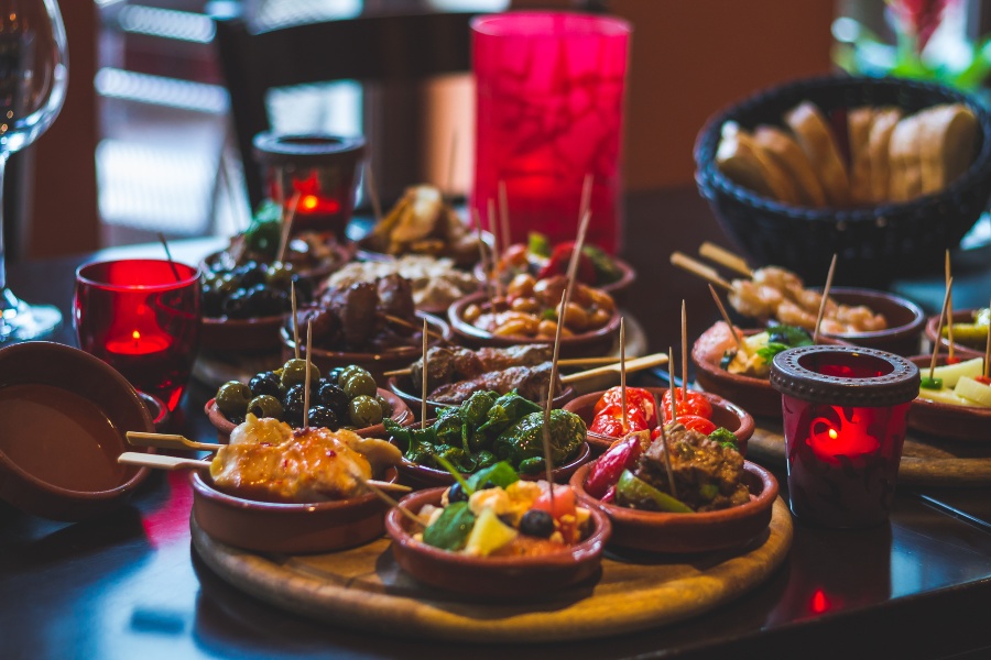 Zum mediterranen Lebensgefühl gehören auch Snacks wie die spanischen Tapas spanische Tapas