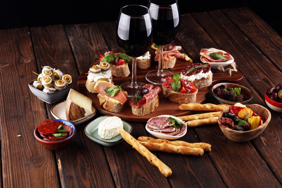 Gerne genießt der Spanier zu seinen Tapas einen guten Wein Wein mit Tapas - Tapasabend veranstalten