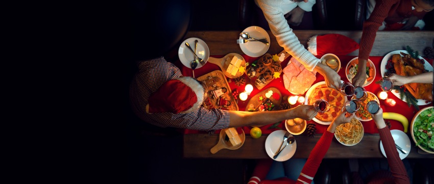gedeckte Tafel zu Weihnachten und Wein