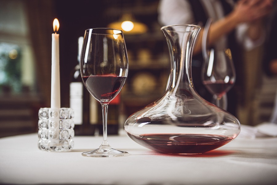 Wein im Glas mit Dekante