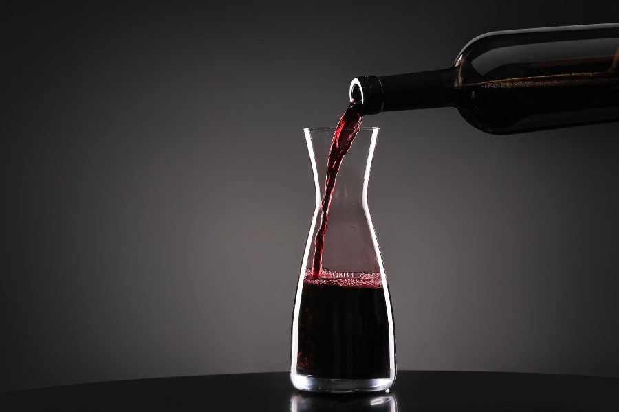 Wein wird in Karaffe geschüttet