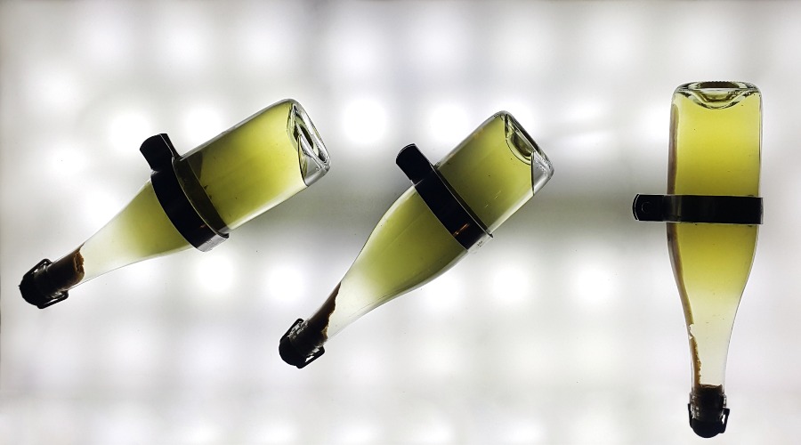 Weinflasche gekippt, Sedimente sind sichtbar