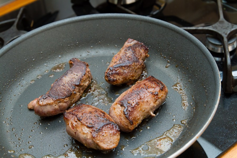 Rehfilet wird in der Pfanne gebraten - Welcher Wein passt zu Reh?