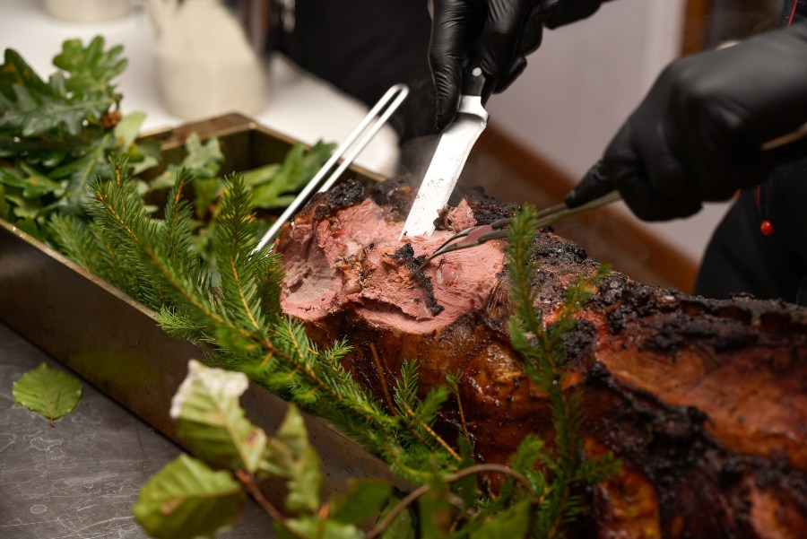 Wildfleisch wird angeschnitten - Welcher Wein passt zu Reh?