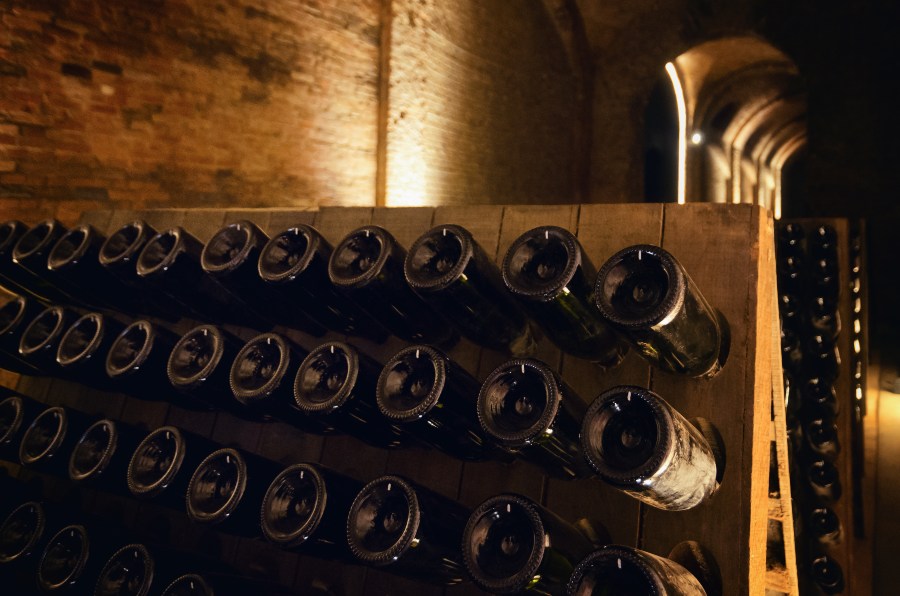 Wein (Flaschen) wird kopfüber gelagert - Was ist Crémant?