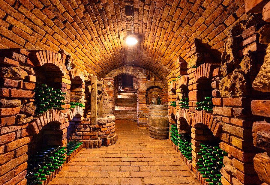 Weinkeller mit vielen Weinflaschen - Was ist Crémant?