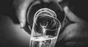 Schaumwein wird eingeschenkt - Was ist Crémant?