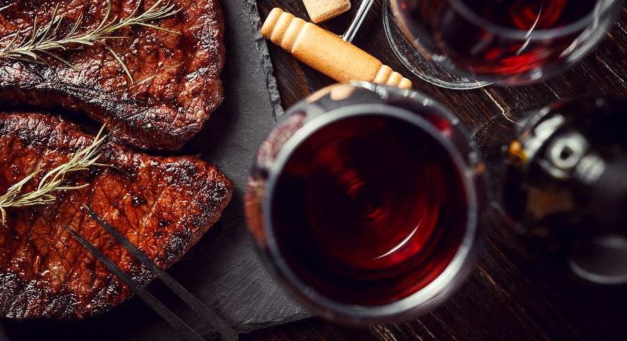 Zu Rindersteaks passt am besten ein kräftiger Rotwein