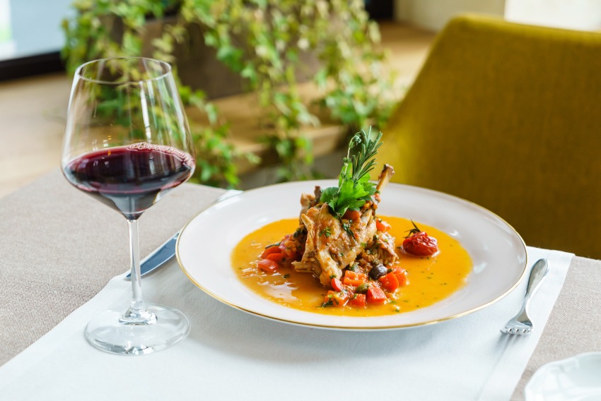 Kaninchen, mit Rotwein