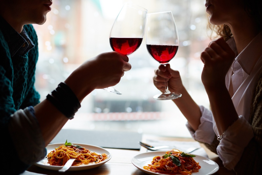 Paar beim Pasta Essen - Wein zu Pasta