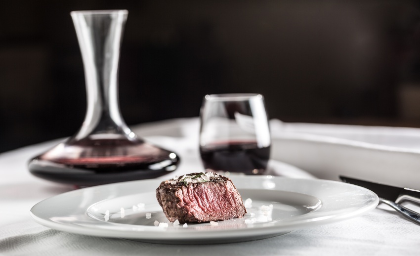 Filet Mignon mit Rotwein im Hintergrund - Welcher Wein zu Rinderfilet?