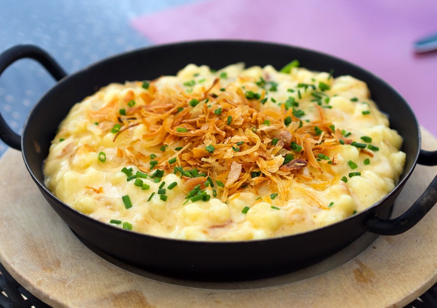 Kaesespaetzle-in-einer-Pfanne - Welcher Wein zu Käsespätzle?