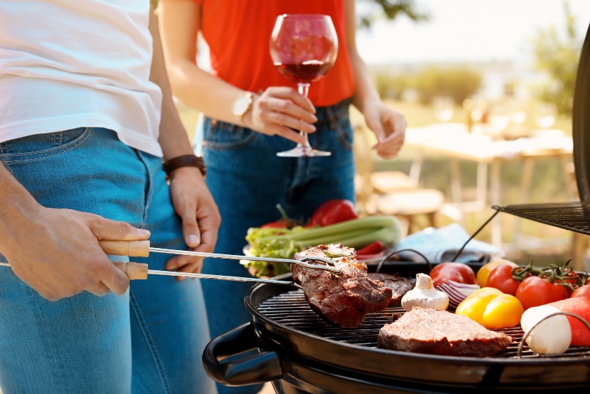 Mann und Frau am Grill - Welcher Wein zu Steak?