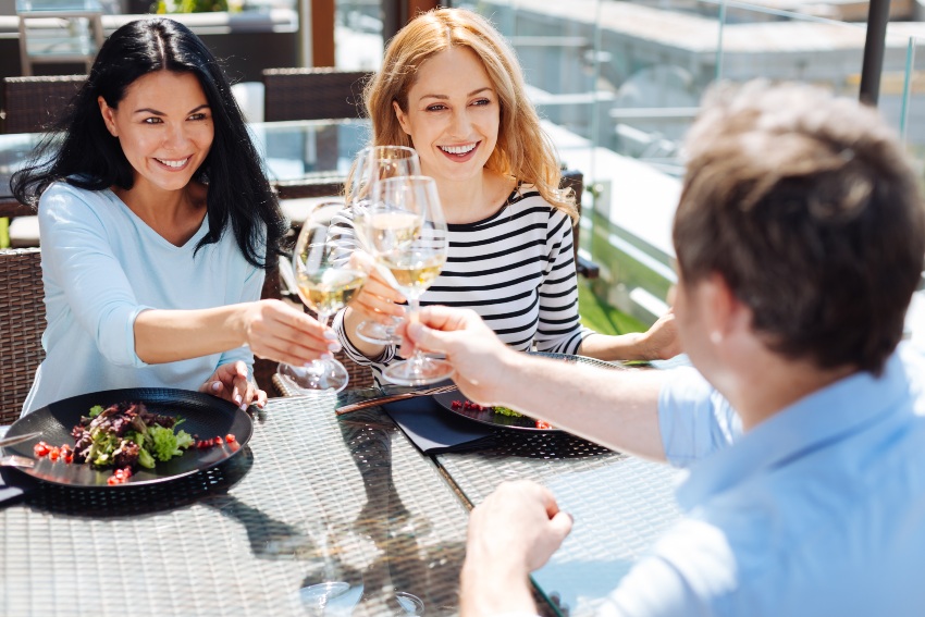 Zu einem leichten Salat sollte auch der Wein eher zurückhaltend sein Junge-Leute-mit-Wein-zu-Salat
