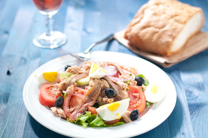 Beim Salat Nicoise sollte man insbesondere aufgrund der Sardellen einen kräftigeren Wein nehmen Salad Nicoise