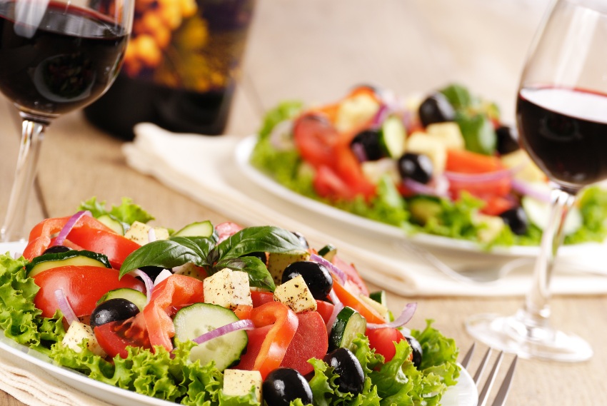 Wer gerne Wein zu Salat trinkt, sollte idealerweise keine Vinaigrette in den Salat geben Frischer Salat mit Fetakaese, dazu Rotwein - Welcher Wein zu Salat?