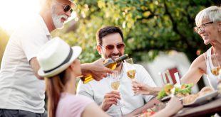 Familie-im-garten-Der-perfekte-Sommerwein