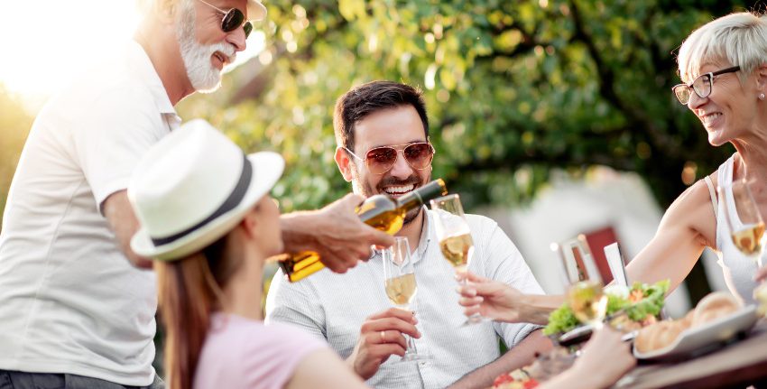 Familie-im-garten-Der-perfekte-Sommerwein