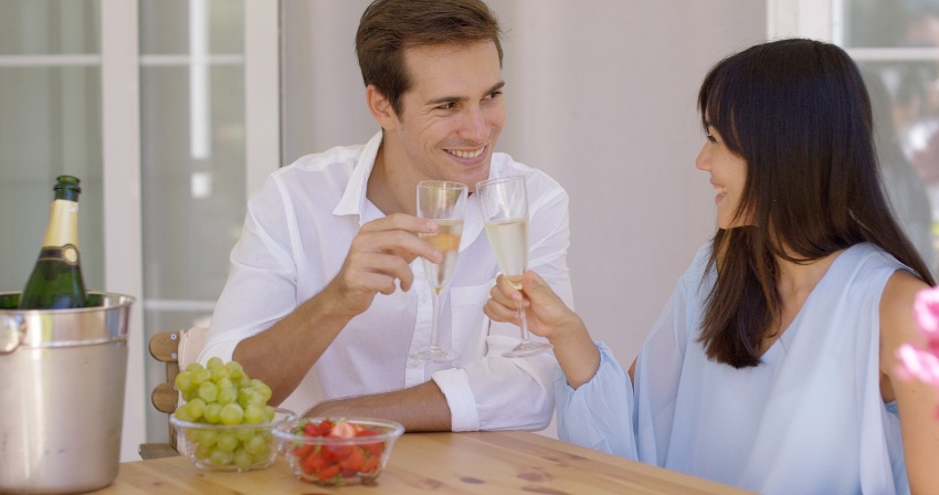 Junges-Paar-trinkt-Wein - Der perfekte Sommerwein