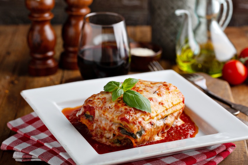 Lasagne, Rotwein im Hintergrund - Welcher Wein zu Lasagne?
