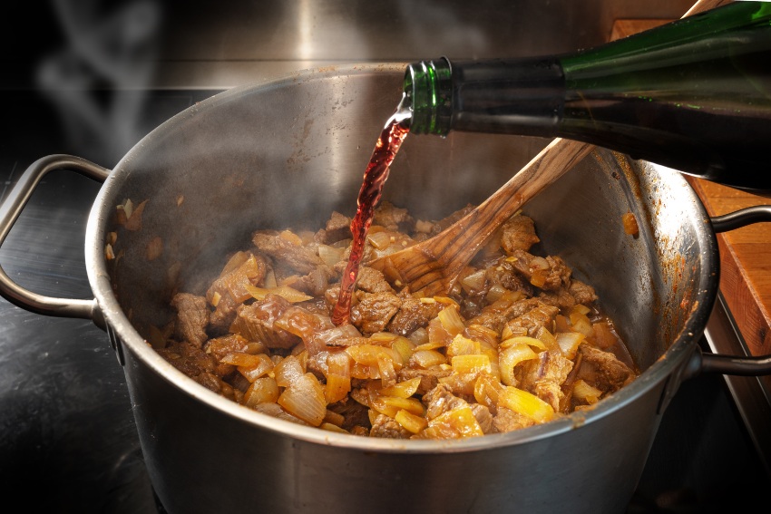 Perfekt harmoniert der Wein mit dem Gericht, wenn er auch zur Saucenherstellung genutzt wird Gulasch-kochen-mit-Rotwein