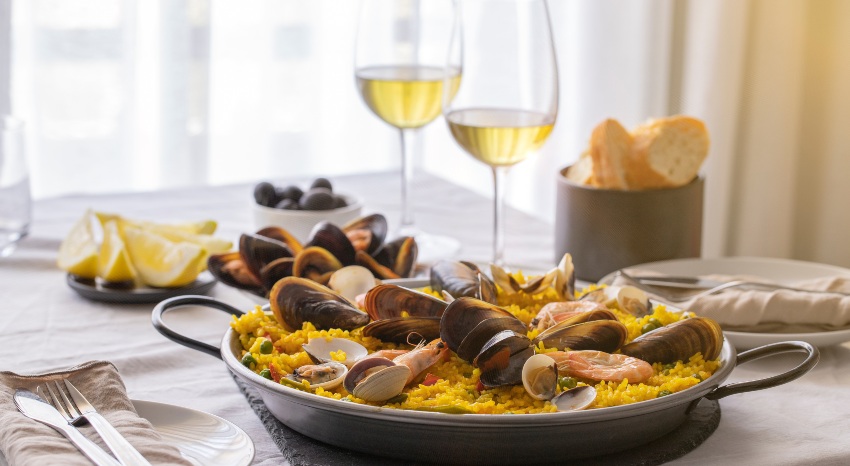 Paella-mit-Wein