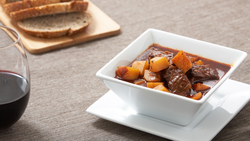 Zu Gulasch ist generell ein kräftiger Rotwein die erste Wahl Wein-zu-Gulasch