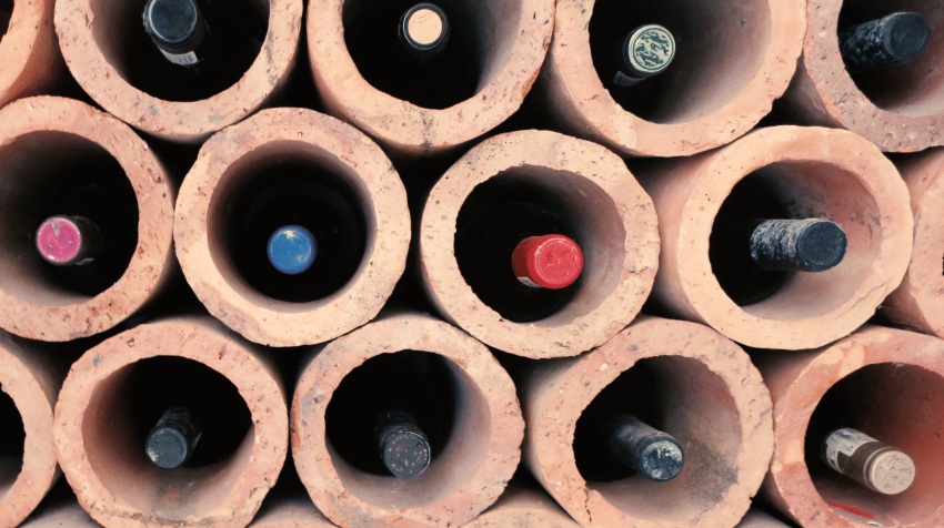 Wein im Tonregal